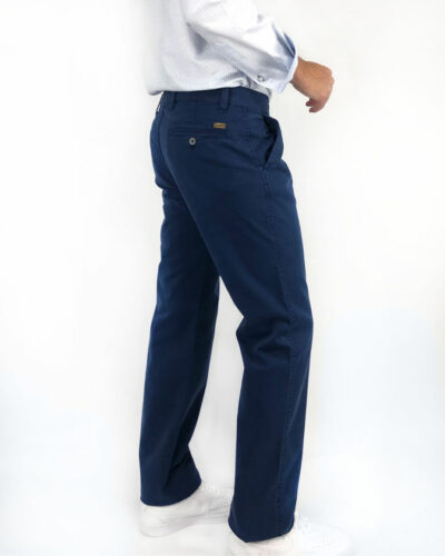 Los pantalones de corte chino LORCA son muy confortables gracias a su tejido elástico. Su estilo Casual y su amplia gama de colores les convierte en un indispensable en tu armario. ¡A qué esperas! Pantalón  chino de hombre de tiro alto recto con cremallera. Regular Fit. Diseñado y fabricado en España. Envío gratuito a Península y Baleares. Envío gratuito a partir de 200€ a todas las zonas y países. Envío en: Península 24h /48h – Canarias y resto de países de 48h a 7 días        (Tiempo de preparación máximo 72h)