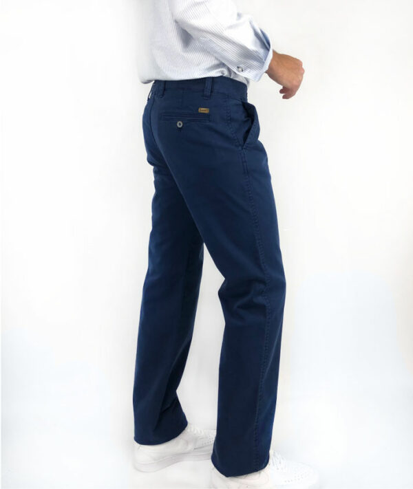 Los pantalones de corte chino LORCA son muy confortables gracias a su tejido elástico. Su estilo Casual y su amplia gama de colores les convierte en un indispensable en tu armario. ¡A qué esperas! Pantalón  chino de hombre de tiro alto recto con cremallera. Regular Fit. Diseñado y fabricado en España. Envío gratuito a Península y Baleares. Envío gratuito a partir de 200€ a todas las zonas y países. Envío en: Península 24h /48h – Canarias y resto de países de 48h a 7 días        (Tiempo de preparación máximo 72h)