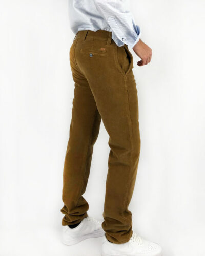 Los pantalones PANA 597 de corte chino son muy confortables gracias a su tejido elástico. Ideal para los hombres elegantes. ¡Elige tu color! Pantalón chino de hombre de tiro alto recto con cremallera. Regular Fit. Diseñado y fabricado en España. Envío gratuito a Península y Baleares. Envío gratuito a partir de 200€ a todas las zonas y países. Envío en: Península 24h /48h – Canarias y resto de países de 48h a 7 días        (Tiempo de preparación máximo 72h)