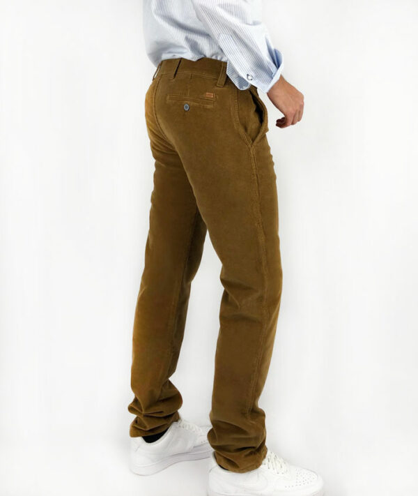 Los pantalones PANA 597 de corte chino son muy confortables gracias a su tejido elástico. Ideal para los hombres elegantes. ¡Elige tu color! Pantalón chino de hombre de tiro alto recto con cremallera. Regular Fit. Diseñado y fabricado en España. Envío gratuito a Península y Baleares. Envío gratuito a partir de 200€ a todas las zonas y países. Envío en: Península 24h /48h – Canarias y resto de países de 48h a 7 días        (Tiempo de preparación máximo 72h)