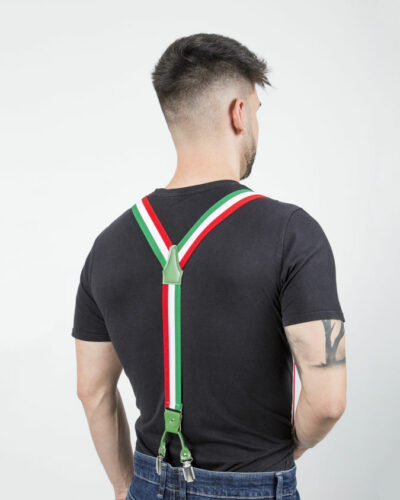 Sagra Potenciano nos trae estos tirantes BANDERA DE ITALIA de la colección DARED el cual  que es un modelo muy fashion con un cruce en (Y) que le da un toque moderno y elegante. Se adaptan a cualquier tipo de look. Tirantes de 35mm de ancho con cuatro pinzas metálicas de alta sujeción y acabados en cuero de piel natural. Diseñados y fabricados de forma artesanal completamente en España. Incluye un estuche de presentación en cartón reciclado. Envío gratuito a Península y Baleares. Envío gratuito a partir de 200€ a todas las zonas y países. Envío en: Península 24h /48h – Canarias y resto de países de 48h a 7 días (Tiempo de preparación máximo 72h)