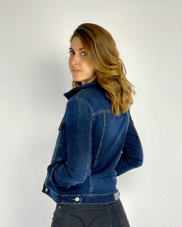 La chaqueta Vaquera es muy confortable gracias a su tejido elástico. ¡Elige tu lavado!   Chaqueta Vaquera mujer con bolsillos laterales. Chaqueta Slim. Diseñado y fabricado en España. Envío gratuito a Península y Baleares. Envío gratuito a partir de 200€ a todas las zonas y países. Envío en: Península 24h /48h – Canarias y resto de países de 48h a 7 días (Tiempo de preparación máximo 72h)