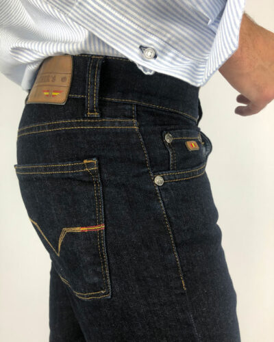 Los Jeans ESPAÑA  son muy confortables gracias a su tejido elástico. Su detalle más significativo es la bandera de España en la cerillera y en el bolsillo trasero. ¡Elige el lavado que más te guste! Ideal para los hombres que les gusta vestir casual pero sin perder la elegancia. Jeans de hombre 5 bolsillos de tiro alto recto con cremallera. Regular Fit. Diseñado y Fabricado en España. Envío gratuito a Península y Baleares. Envío gratuito a partir de 200€ a todas las zonas y países. Envío en: Península 24h /48h – Canarias y resto de países de 48h a 7 días (Tiempo de preparación máximo 72h)