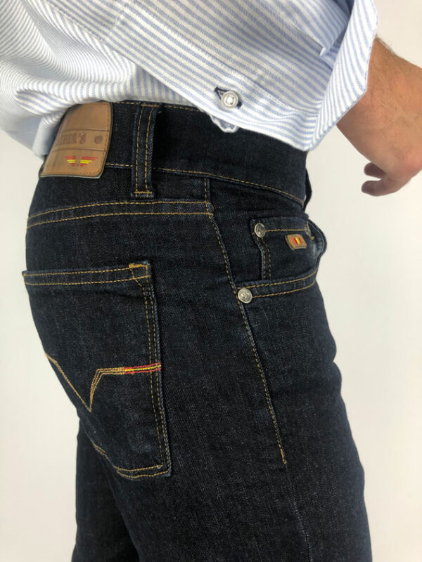 Los Jeans ESPAÑA  son muy confortables gracias a su tejido elástico. Su detalle más significativo es la bandera de España en la cerillera y en el bolsillo trasero. ¡Elige el lavado que más te guste! Ideal para los hombres que les gusta vestir casual pero sin perder la elegancia. Jeans de hombre 5 bolsillos de tiro alto recto con cremallera. Regular Fit. Diseñado y Fabricado en España. Envío gratuito a Península y Baleares. Envío gratuito a partir de 200€ a todas las zonas y países. Envío en: Península 24h /48h – Canarias y resto de países de 48h a 7 días (Tiempo de preparación máximo 72h)