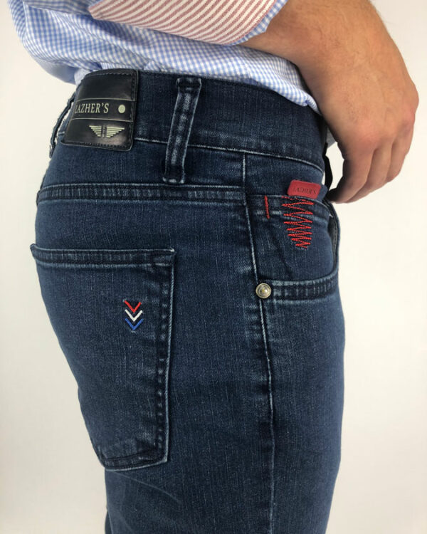 Los Jeans flechas 539  son muy confortables gracias a su tejido elástico. Su detalle más significativo es es su bordado de flechas en la cerillera y en el bolsillo trasero. ¡Elige el lavado que más te guste! Ideal para los hombres que les gusta vestir casual pero sin perder la elegancia. Jeans de hombre 5 bolsillos de tiro alto recto con cremallera. Regular Fit. Diseñado y fabricado en España. Envío gratuito a Península y Baleares. Envío gratuito a partir de 200€ a todas las zonas y países. Envío en: Península 24h /48h – Canarias y resto de países de 48h a 7 días (Tiempo de preparación máximo 72h)