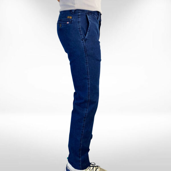 Los pantalones de corte chino DENIM son muy confortables gracias a su tejido elástico. Para look más Casual. ¡Elige tu lavado! Pantalón chino de hombre de tiro alto recto con cremallera. Regular Fit. Diseñado y fabricado en España. Envío gratuito a Península y Baleares. Envío gratuito a partir de 200€ a todas las zonas y países. Envío en: Península 24h /48h – Canarias y resto de países de 48h a 7 días        (Tiempo de preparación máximo 72h)