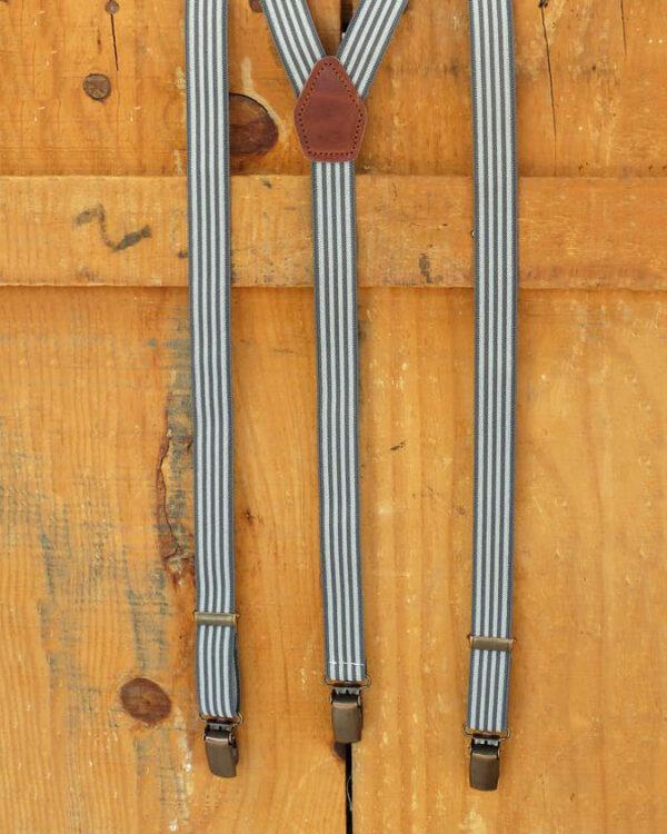 Sagra Potenciano nos trae estos tirantes NARROW STRIPED son un modelo muy fashion y refinado con un cruce en (Y) de lo más moderno y elegante. Se adaptan a cualquier tipo de look. Tirantes de 20 mm de ancho