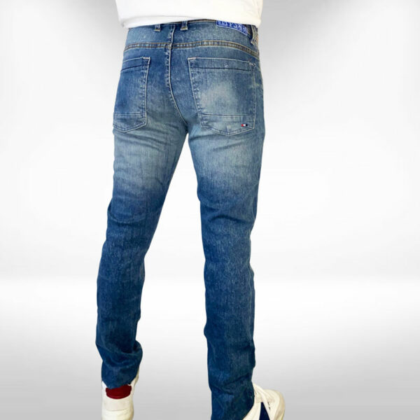 Los Pantalones Tejanos en Oxido con Used son muy confortables gracias a su tejido elástico de alto rendimiento. Ideal para los hombres que les gusta vestir casual pero sin perder la ultima moda. Pantalón de hombre 5 bolsillos slim con cremallera. Diseñado y fabricado en España. Envío gratuito a Península y Baleares. Envío gratuito a partir de 200€ a todas las zonas y países. Envío en: Península 24h /48h – Canarias y resto de países de 48h a 7 días        (Tiempo de preparación máximo 72h)