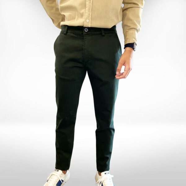 Pantalones tipo chino Skinny en tejido de Superelastico para los mas modernos. Su detalle más significativo es su tejido que lo hace un pantalón de lo más elegante. Ideal para los hombres que les gusta vestir a la moda pero sin perder la elegancia. Skinny. Diseñado y fabricado en España. Envío gratuito a Península y Baleares. Envío gratuito a partir de 200€ a todas las zonas y países. Envío en: Península 24h /48h – Canarias y resto de países de 48h a 7 días        (Tiempo de preparación máximo 72h)