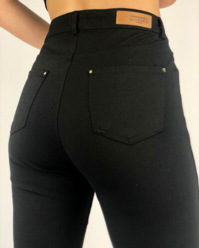 Los pantalones de Punto Roma tipo neopreno son extremadamente cómodos además de estilizar enormemente la figura por su elasticidad de muy alta calidad. Realizados en tejido de alto rendimiento son muy demandados por miles de mujeres. Pantalón de mujer 5 bolsillos de tiro alto recto con cremallera. Regular fit. Diseñado y fabricado en España. Envío gratuito a Península y Baleares. Envío gratuito a partir de 200€ a todas las zonas y países. Envío en: Península 24h /48h – Canarias y resto de países de 48h a 7 días        (Tiempo de preparación máximo 72h)