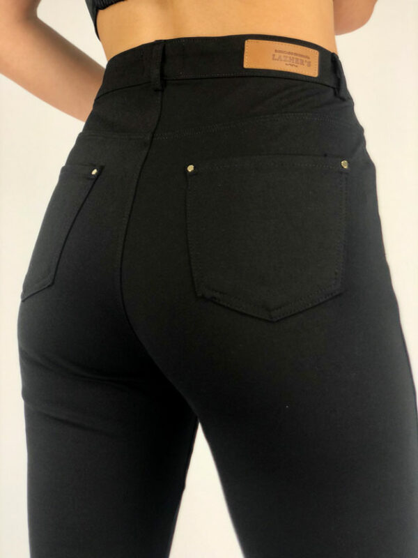 Los pantalones de Punto Roma tipo neopreno son extremadamente cómodos además de estilizar enormemente la figura por su elasticidad de muy alta calidad. Realizados en tejido de alto rendimiento son muy demandados por miles de mujeres. Pantalón de mujer 5 bolsillos de tiro alto recto con cremallera. Regular fit. Diseñado y fabricado en España. Envío gratuito a Península y Baleares. Envío gratuito a partir de 200€ a todas las zonas y países. Envío en: Península 24h /48h – Canarias y resto de países de 48h a 7 días        (Tiempo de preparación máximo 72h)