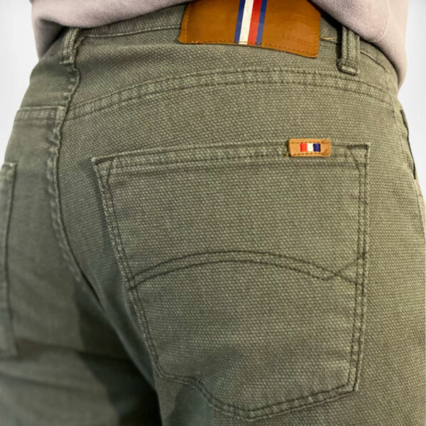 Los Pantalones de ESTRUCTURA son muy confortables y cálidos gracias a su tejido elástico. Su detalle más significativo es su tejido que lo hace un pantalón de lo más elegante. Ideal para los hombres que les gusta vestir casual pero sin perder la elegancia. Regular Fit. Diseñado y fabricado en España. Envío gratuito a Península y Baleares. Envío gratuito a partir de 200€ a todas las zonas y países. Envío en: Península 24h /48h – Canarias y resto de países de 48h a 7 días        (Tiempo de preparación máximo 72h)